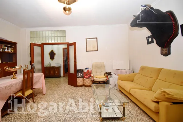 AMPLIA CASA CON LOCAL COMERCIAL Y DOS TERRAZAS - foto 2