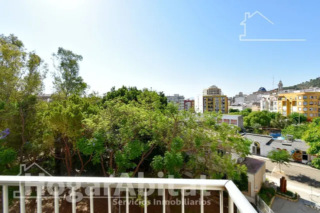 Muy amplio con balcón, exterior y muchísima luz natural — 25