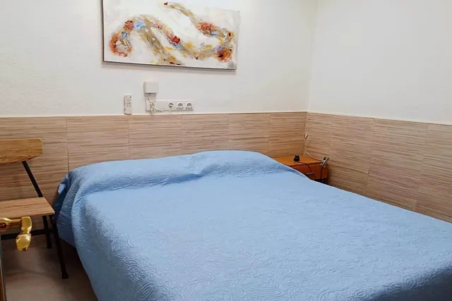 Bungalow reformado con 2 dormitorios, 1 baño y una amplia terraza frontal. Zona tranquila cerca de colegios y con buenas conexiones de transporte público. — 14