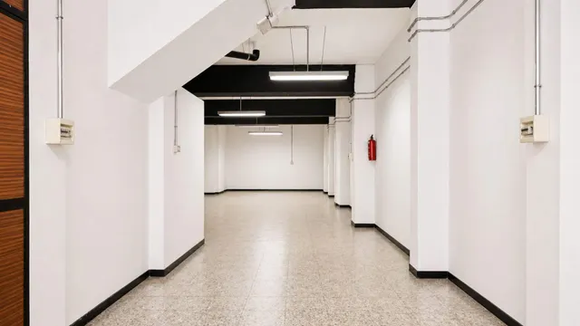 Local comercial diáfano en zona urbana — 28