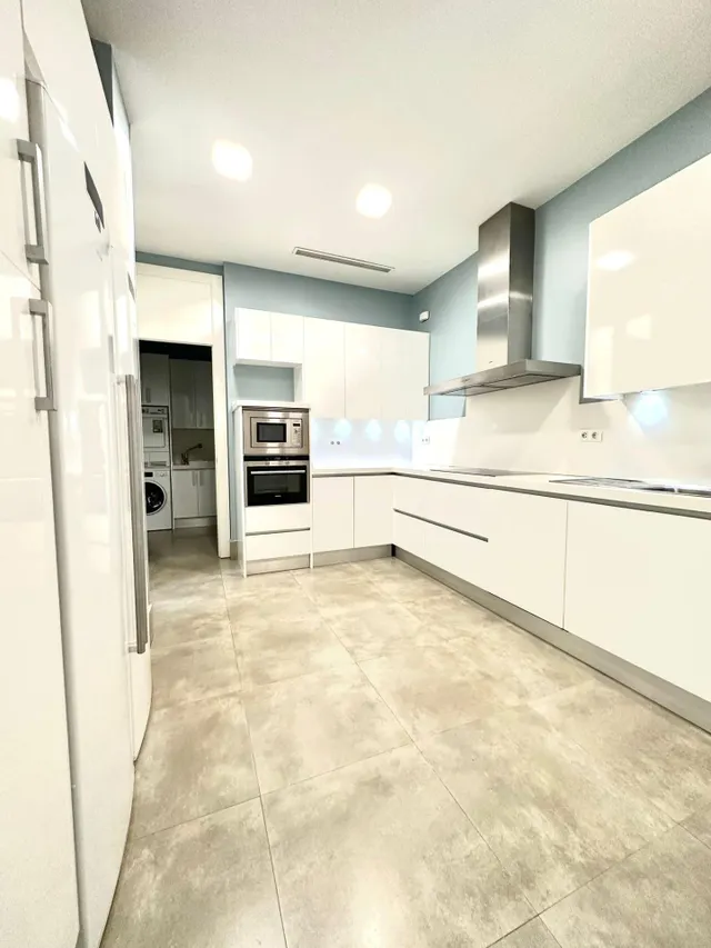 IMPRESIONANTE VIVIENDA EN CLAUDIO CUELLO ESQUINA JORJE JUAN — 26