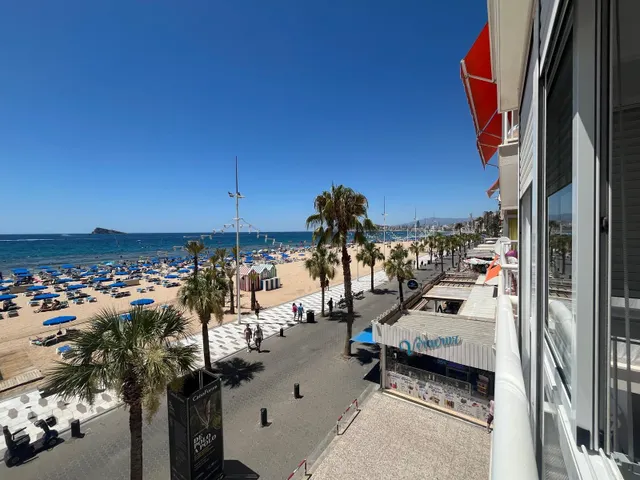 Alquiler larga temporada invierno,oct-jun con de 2 dormitorios en Benidorm primera linea mar,soleado — 3