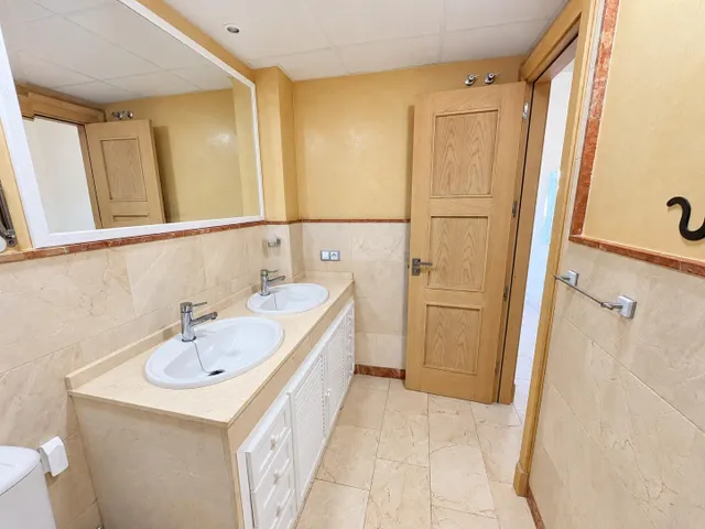 Se vende piso de tres dormitorios, terraza, piscinas, padel, garaje y trastero en Los Barrios, los tinajones. — 16