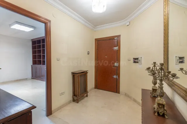 Piso en venta en pleno centro de Granada – Planta alta, garaje y gran potencial de reforma — 2