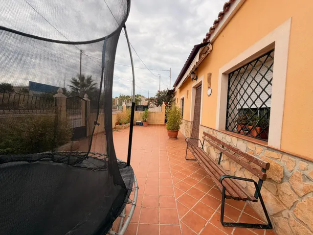 Acogedora casa de planta baja con jardín mediterráneo, patio soleado y gran garaje privado en Las Palas — 4