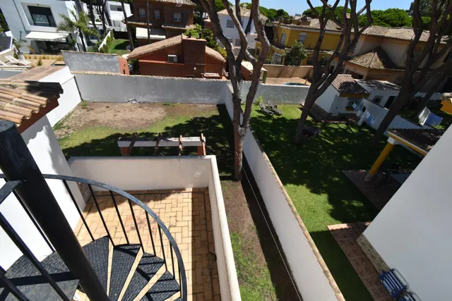 CHALET INDEPENDIENTE EN COSTA SANCTI PETRI A 700 METROS DE LA PLAYA — 29