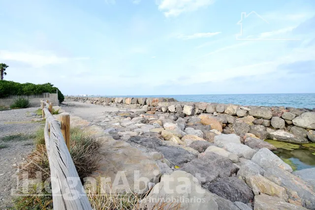 TERRENO URBANO EN PRIMERA LÍNEA JUNTO AL MAR — 16