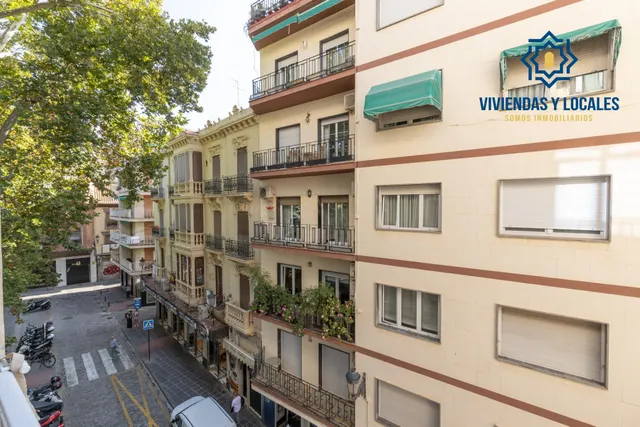 Piso en esquina con terraza y vistas a Plaza Mariana Pineda, Granada — 14