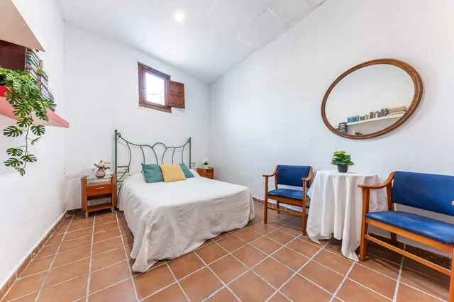 "Carácter rústico junto al mar, tu chalet para reinventar." — 21