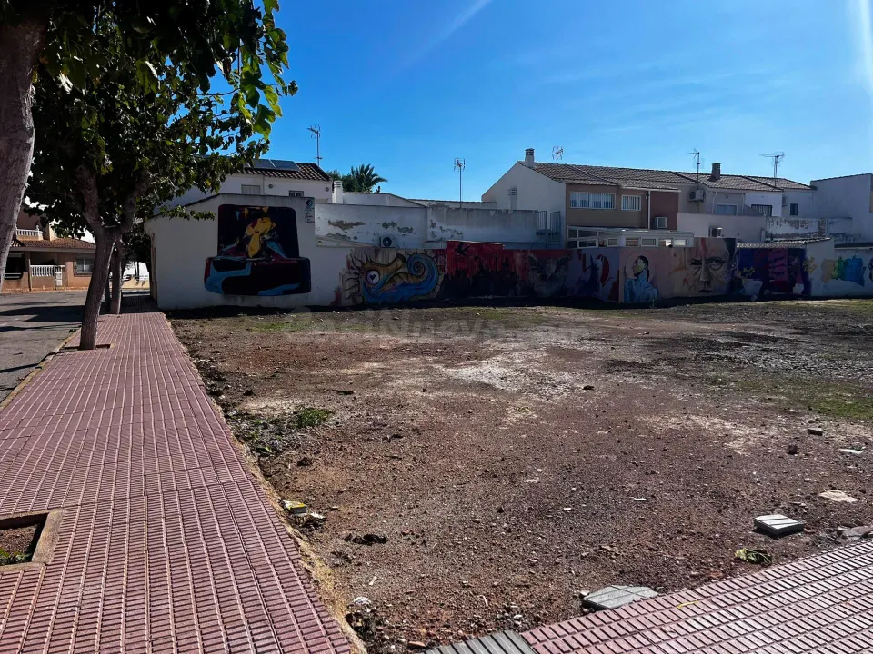 Terreno Urbanizable en Los Alcázares: Una Gran Oportunidad de Inversión con Infinitas Posibilidades