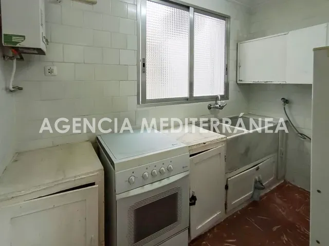 ¡Gran oportunidad de inversión en En Corts! Piso exterior con balcón y muchas posibilidades — 15