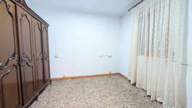 ¡Oportunidad única en la zona de Plaza de Barcelona!. Planta baja con entrada independiente y gran patio pisable. — 14