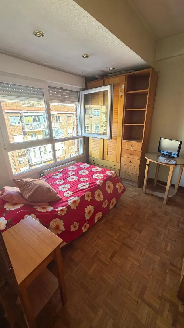 Oportunidad en calle alcala, piso de 3 dormitorios, 2 salones, 2 baños, terraza y ascensor. — 13
