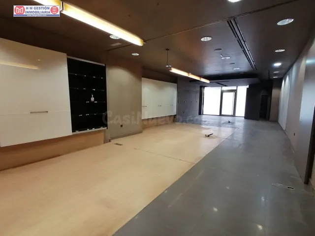 LOCAL COMERCIAL EN PLENO CENTRO DE HERENCIA CON BAÑOS ADAPTA - foto 3