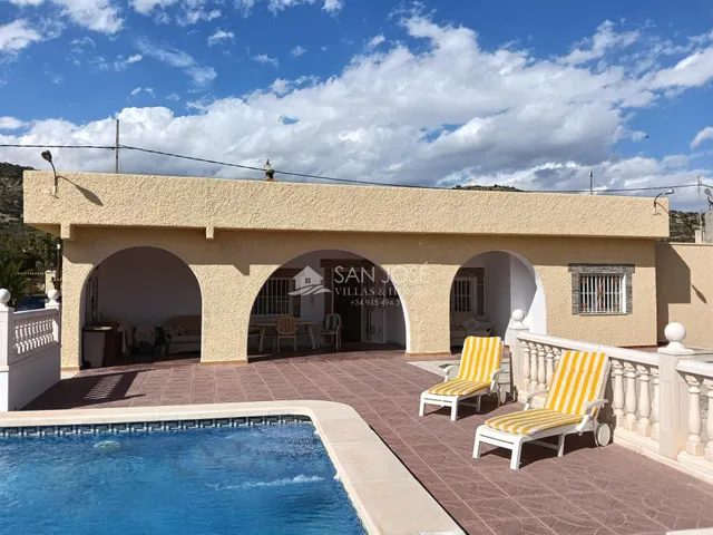 SE VENDE CHALET CON PISCINA EN BUEN ESTADO EN ASPE — 25