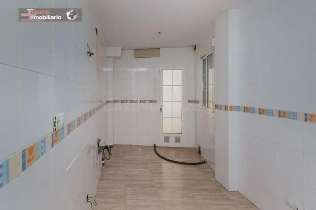 Piso en venta para reformar en Roquetas de Mar - Oportunidad - foto 3