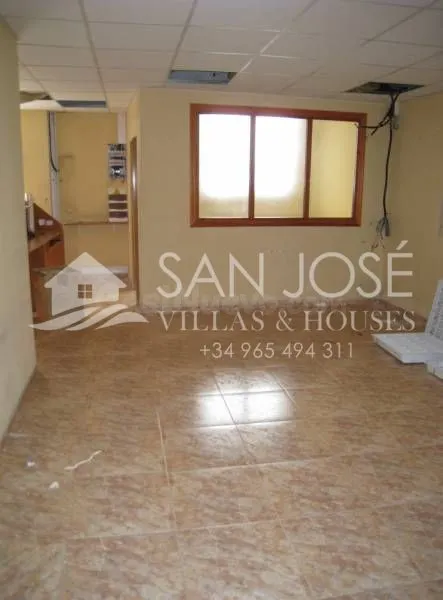 Inmobiliaria San Jose Villas and Houses vende oficina en Asp