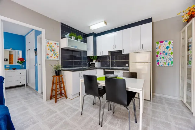 Apartamento semi reformado con orientación sur, vistas laterales al mar y piscina comunitaria. — 12