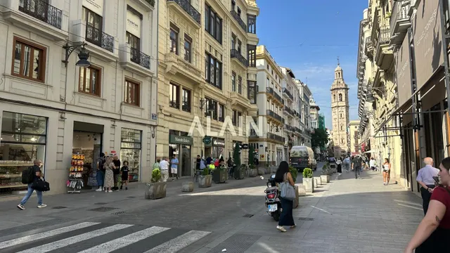 Local comercial en Calle de la Paz | 180 m2 y 3 huecos de fa
