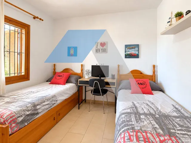 Chalet en parcela urbana con piscina privada en san vicente del raspeig — 17