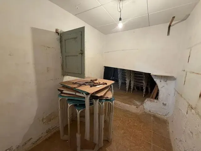 CHALET ADOSADO A REFORMAR, ESQUINERO CON SALIDA A DOS CALLES — 38
