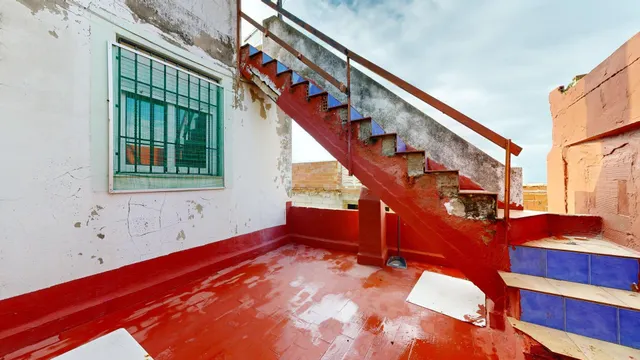 En el Raval, cullera una casa reformada y para entrar a vivir. — 16