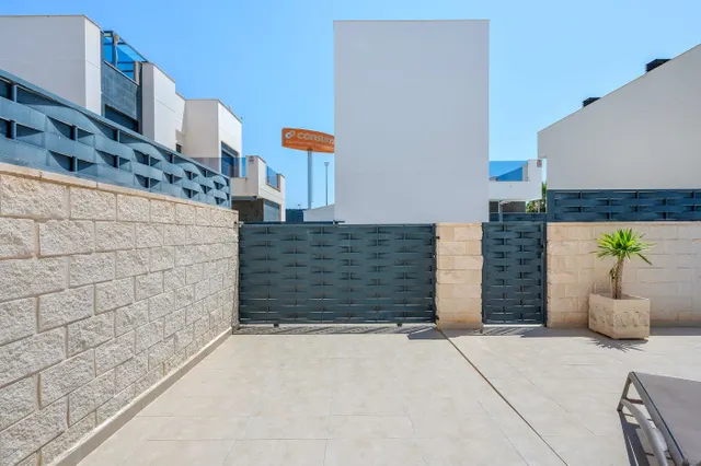 Villa moderna con piscina privada, 3 dormitorios y 3 baños. — 40
