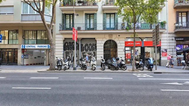 Local con trastienda en venta en calle Aragón, Barcelona: 157 m2 ideal para loft o estudio — 36