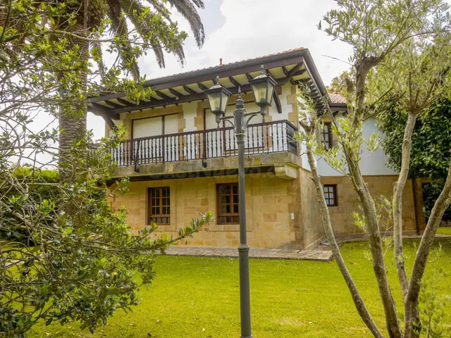 Exclusivo chalet independiente con gran parcela junto a la p - foto 3