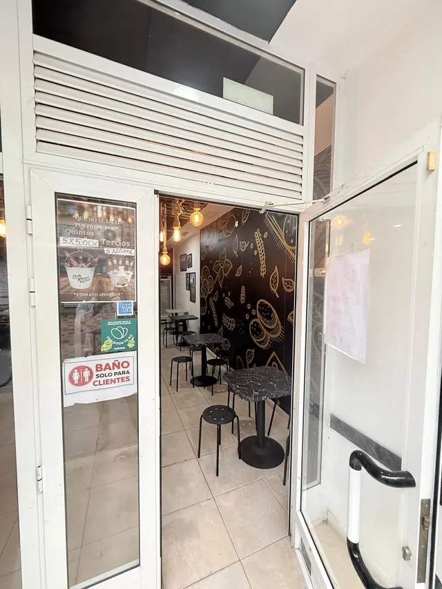 ¡Tu negocio en el foco de atención! Local comercial de 97 m2 muy luminoso en Carolinas Bajas — 35