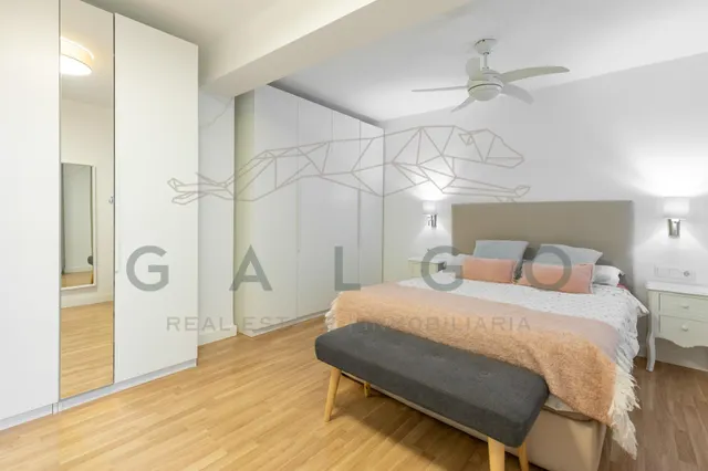 Comprar piso reformado con garaje junto a Plaza Xúquer — 28
