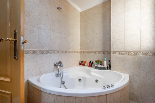 GRAN CHALET CON PISCINA Y JARDÍN A SOLO 10 MINUTOS DE GRANADA! — 50