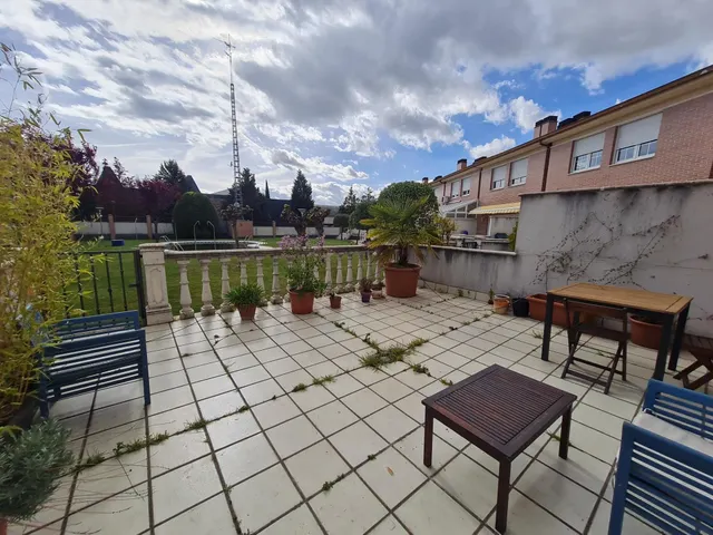 Chalet adosado en alquiler con terraza, piscina y dos plazas de garaje junto al Paseo de Zorrilla — 45