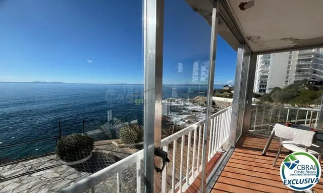 magnífico piso a reformar en primera línea de mar, ubicado e
