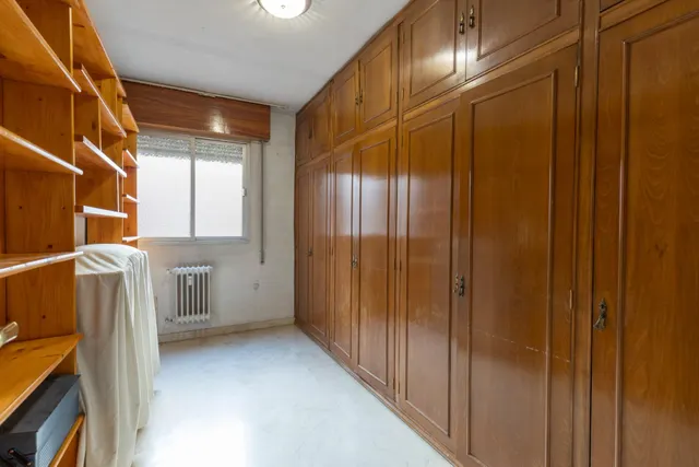 Piso en venta en pleno centro de Granada – Planta alta, garaje y gran potencial de reforma — 11
