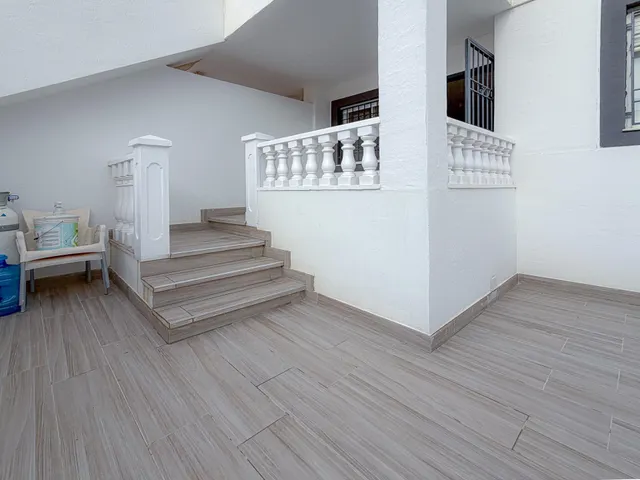 Espectacular bungalow reformado, con amplia terraza y parking para coche dentro de la parcela, en urbanización exclusiva con piscina comunitaria — 6