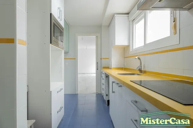 EXCLUSIVA. Zona norte. Ático Dúplex VPO. Terraza-solarium de 52m2. 4 dormitorios, 2 baños. Garaje. — 7