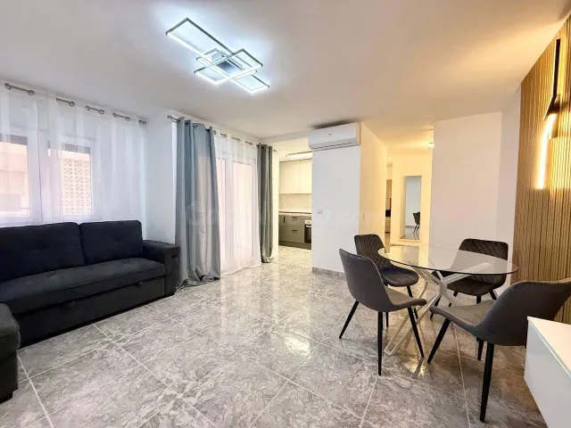Apartamento reformado de 2 dormitorios en primera línea de Playa del Cura con vistas laterales al mar — 2