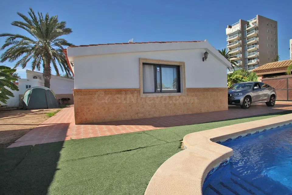 CHALET INDEPENDIENTE CON PISCINA EN LOS ÁNGELES