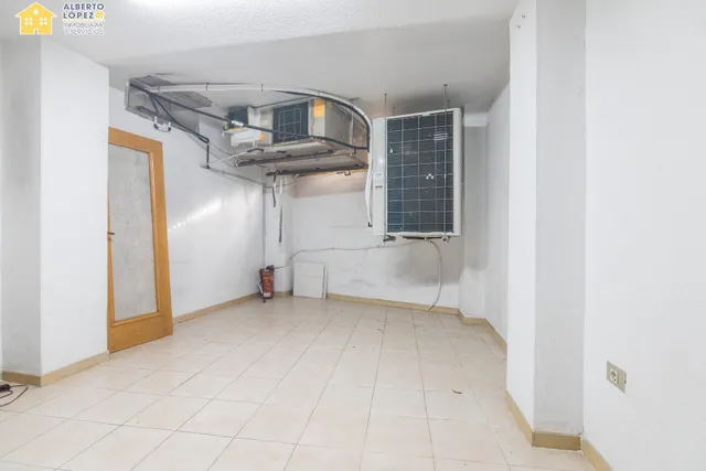 Local de 200 metros en venta en el centro de El Altet. — 24