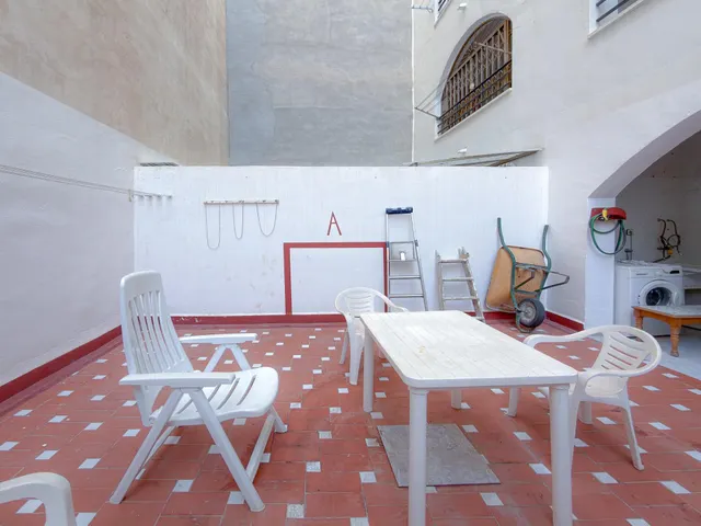 Edificio Galeon. Apartamento para reforma con excelente potencial de inversión + 2 amplias terrazas + piscina comunitaria — 2