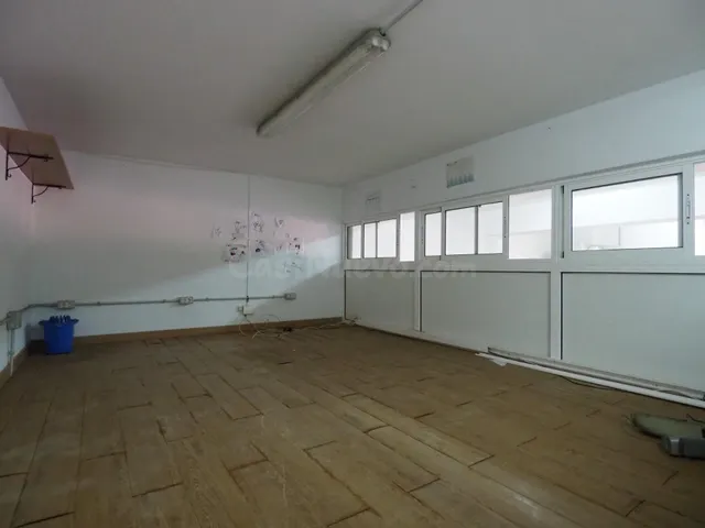 Se vende salón con oficina. - foto 5