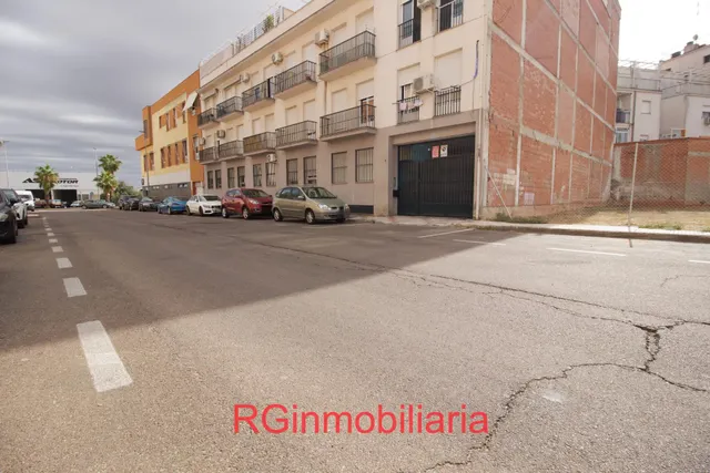 Apartamento 2 habitaciones, patio, trastero y zona aparcamiento. — 25