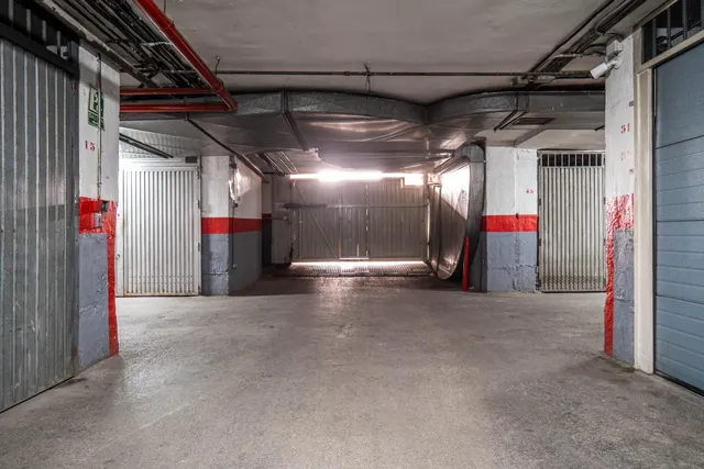 Plaza de garaje cerrado con estanterías en parque Genil cerca de Hospital La Inmaculada — 19