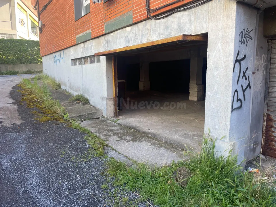 Parcela de garaje con trastero en la parte trasera cerrado.