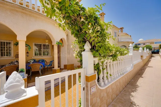 ADOSADO CON JARDIN EN PLAYA FLAMENCA - foto 3