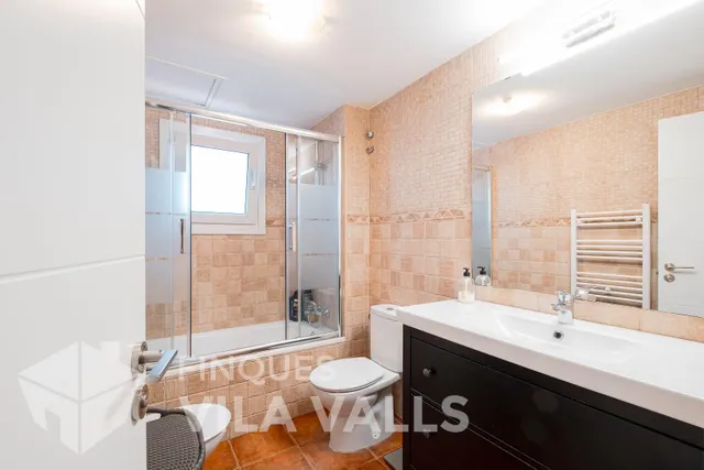 Casa esquinera con jardín privado y estilo inigualable — 30