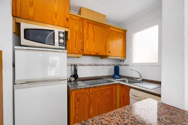 Apartamento de 2 dormitorios con piscina comunitaria en Torrevieja — 13