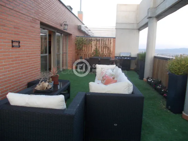 Ático con cuatro dormitorios, garaje y terraza de 150m2 en z