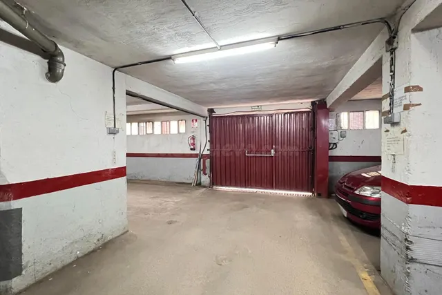 Garaje en Venta: Tu Inversión en Comodidad y Seguridad — 4